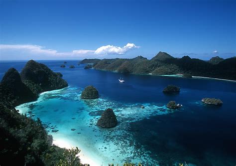 Raja Ampat, Paradise Is Here – Visit Indonesia – The Most Beautiful Archipelago in The World