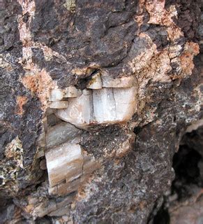 Intergranular calcite in autobrecciated amygdaloidal thole… | Flickr