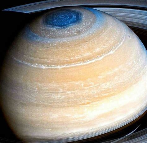 Saturno y la tormenta hexagonal en su polo norte. Crédito: Cassini ...