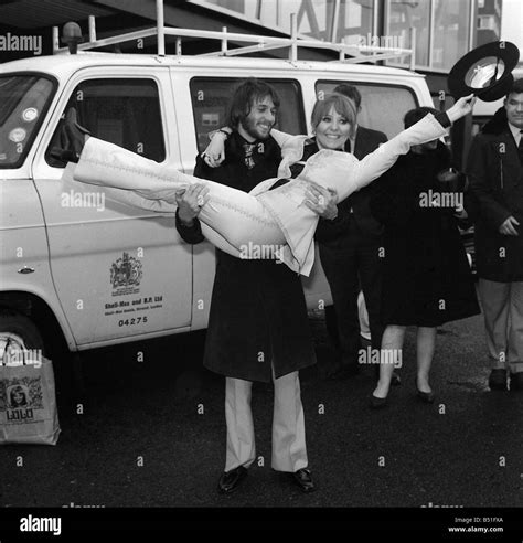 Lulu arriving at Heathrow Airport Mar 1969 UK Eurovision Song Contest ...