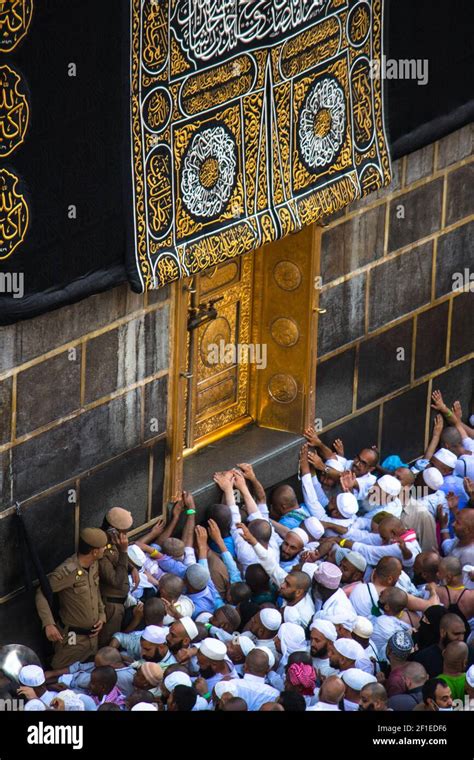 Umrah hands praying hi-res stock photography and images - Alamy