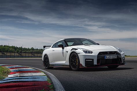 2020 Nissan GT-R NISMO Takes to the Track, Shows Lighter Is Better - autoevolution