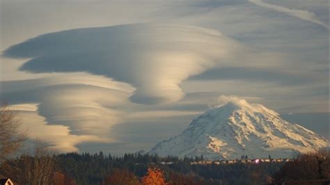 What's that flying saucer cloud over Mt. Rainier?