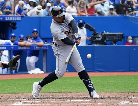 Detroit Tigers: Miguel Cabrera hits his 500th home run in Toronto