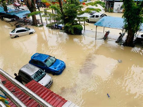 Beberapa kawasan di Pulau Pinang dilanda banjir kilat, pokok tumbang ...