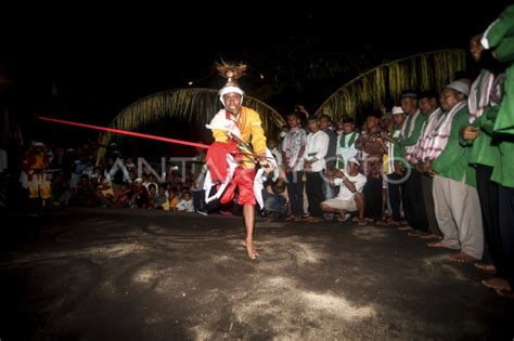 TARI CAKALELE UNTUK BUKA KAMPUNG | ANTARA Foto