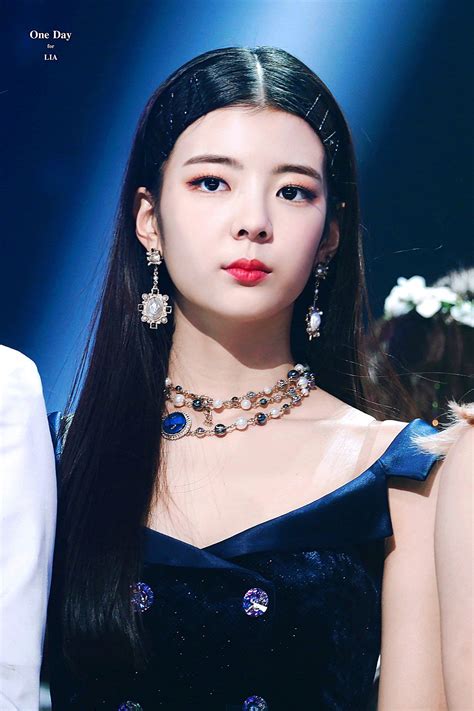 𝐎𝐧𝐞 𝐃𝐚𝐲 on Twitter: "191231 #ITZY #있지 #LIA #리아… " Kpop Girl Groups ...