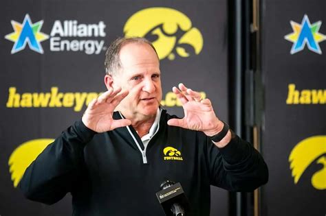 Iowa DC Phil Parker wins Broyles Award - SportsHub