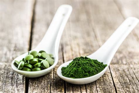 Chlorella vs. Spirulina: Benefits, Risks, and How They Differ | The Healthy