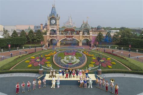 Shanghai Disneyland reopens to guests after extended closure