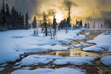 Yellowstone Womens Vacation Tour in Winter : AdventureWomen