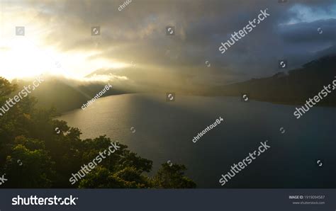 Sunrise Danau Buyan Lake Northern Mountains Stock Photo 1919094587 ...