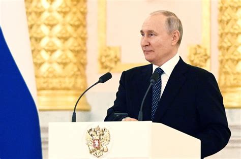 Putin mocked after speech met with awkward silence