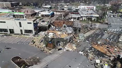 Nashville residents describe moment tornado hit - YouTube