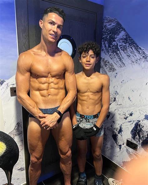 Cristiano Ronaldo on Instagram: "Recovery time with my boy 🧊🥶💪🏽" | Knappe voetballers ...