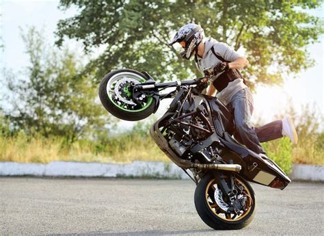 Biker está manejando una motocicleta de manera extrema. | Foto Premium