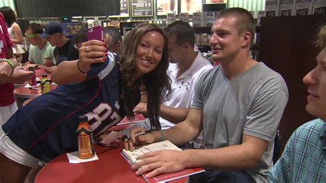 Photos: Gronkowski, brothers appear for book signing