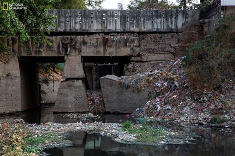 Blue rayon fibres: microplastics in the Ganges