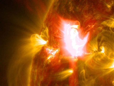 Mid-level solar flare April 2 | Science Wire | EarthSky