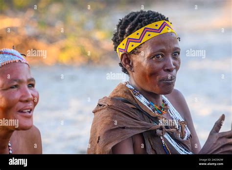 San Bushmen tribes women, Kalahari, Botswana Stock Photo - Alamy