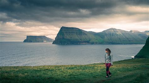 Woman hiking on Kalsoy Island, Faroe … – License image – 71360818 ...