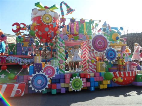 Candy land float would be cute with spinning candy | Christmas parade ...