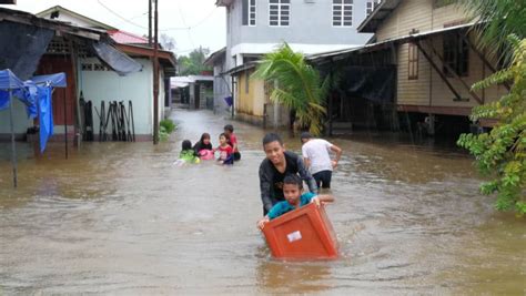 Banjir di Kemaman membimbangkan - Utusan Malaysia