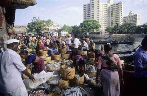 14 Best Mumbai Markets for Shopping and Sightseeing