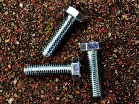 Carriage Bolt vs Hex Bolt: Main Differences Unveiled