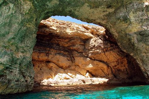 Comino Island Travel Guide | Things To See In Comino Island - Sightseeings & Interesting Places