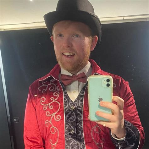 'Angry families turned up to find me dressed as Willy Wonka' - BBC News