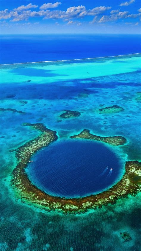 The Great Blue Hole giant marine sinkhole off the coast of Belize ...