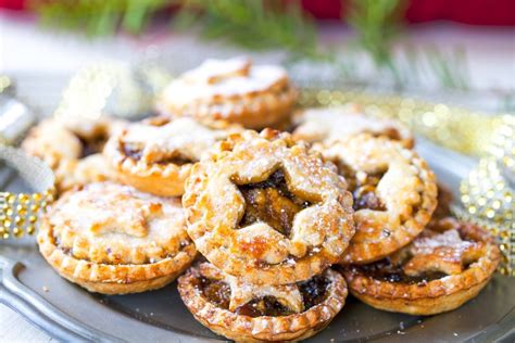 Easy Vegan Mince Pies (+Vegan Mincemeat Recipe!) - Wow, It's Veggie?!