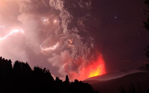 Photographer Captures Erupting Volcano’s Astonishing Show In Chile