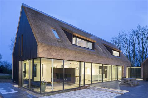 Eigentijds langhuis door Grassodenridder_architecten • Architectuur.nl Contemporary Barn, Modern ...