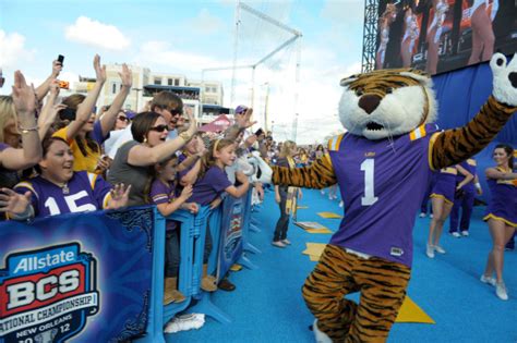 Honey badger video narrator chooses LSU – Orange County Register