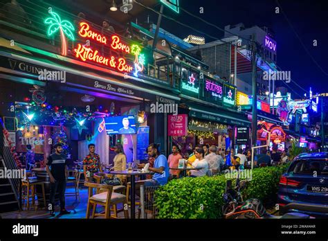 Kuala Lumpur nightlife. A busy evening on Changkat Bukit Bintang Stock Photo - Alamy