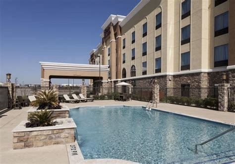 Hampton Inn & Suites Dallas-Arlington-South - SixSuitcaseTravel