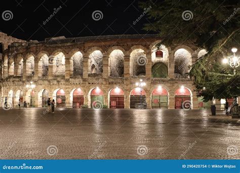 Verona Arena at night editorial stock image. Image of opera - 290420754