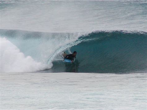 File:Oahu North Shore surfing tube.jpg - Wikipedia, the free encyclopedia