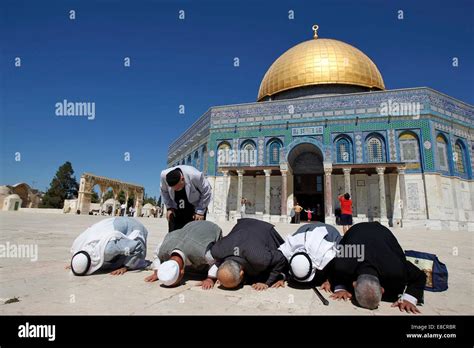 Jerusalem. 05th Oct, 2014. Palestinians from the Gaza Strip pray ...