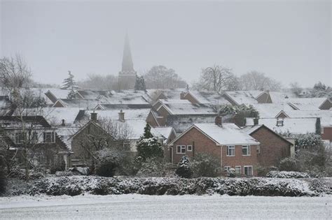 UK weather: Heavy snowfall wreaks havoc on roads and railways with SIX INCHES forecast for ...