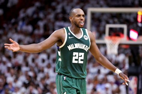 Khris Middleton remains with Bucks for $102 million