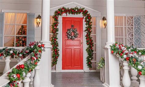 How To Decorate A Staircase With Garland ~ Home Impetus