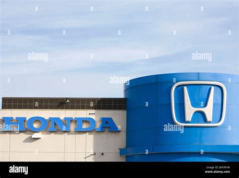 A Honda car dealership Stock Photo - Alamy