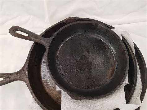 3 Cast Iron Frying Pans - Schmalz Auctions