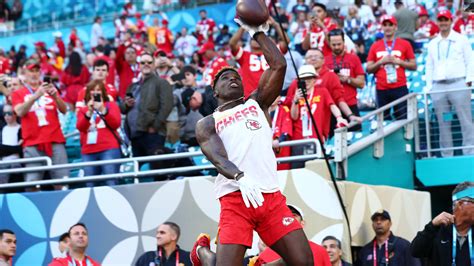 Tyreek Hill Warms Up at Super Bowl LIV