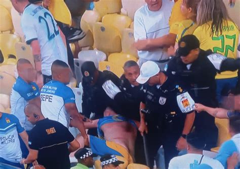 Messi e outros jogadores deixam o campo após pancadaria na torcida ...