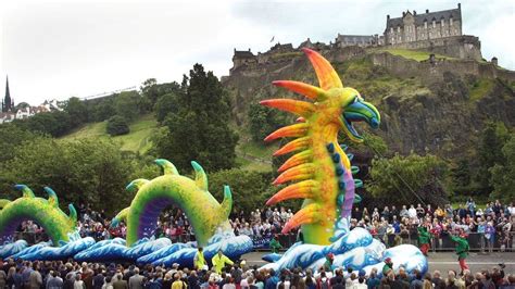 In pictures: Edinburgh Festival Carnival fills streets with colour - BBC News