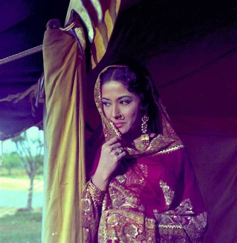 Meena Kumari (pakeezah 1972) | Vintage bollywood, Beautiful bollywood ...